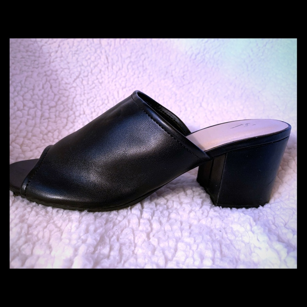 Simply Vera comfortable open-toe mule in size 7